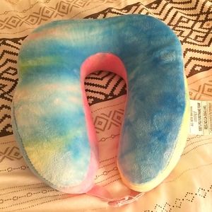 Vibrating neck pillow